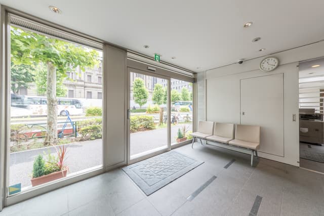 エントランス_シンプルで清潔なエントランス