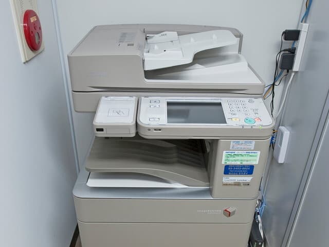設備_複合機。複合機も設置されており、ビジネス環境には困りません。