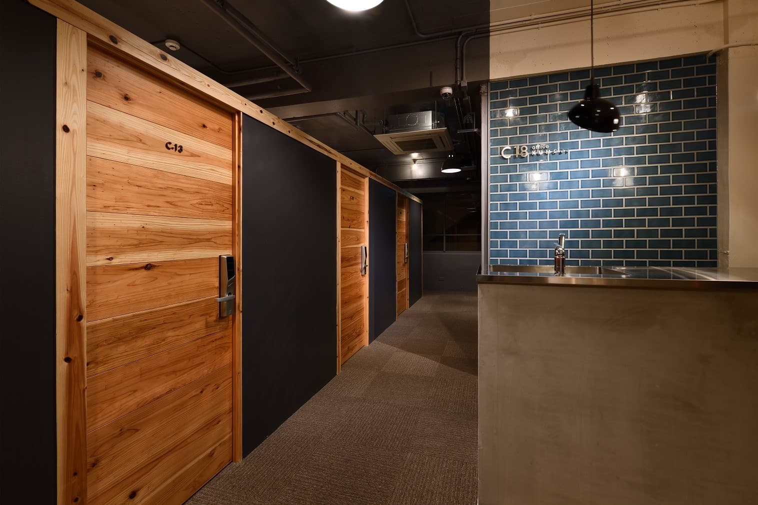 共用部_シックな雰囲気に青いタイルがとても映えますね。