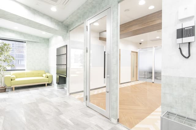 エントランス_清潔感のある明るいオフィスです。