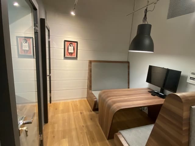 共用部_ミーティングブース。モニターが備え付けられた席も用意されています。