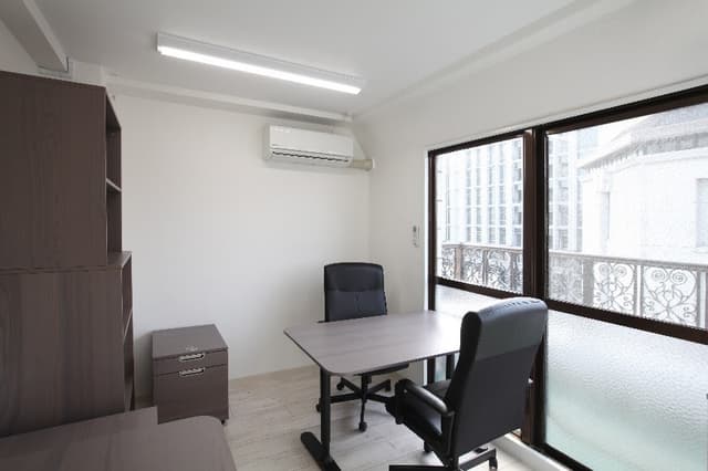 個室_大きな窓が付いている個室です。窓を開けて風を入れると気持ち良いでしょう。