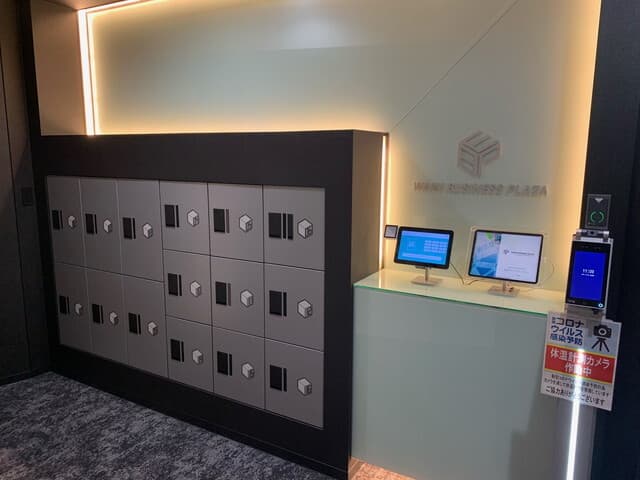 外観_受付。受付横には宅配ボックスがあります。