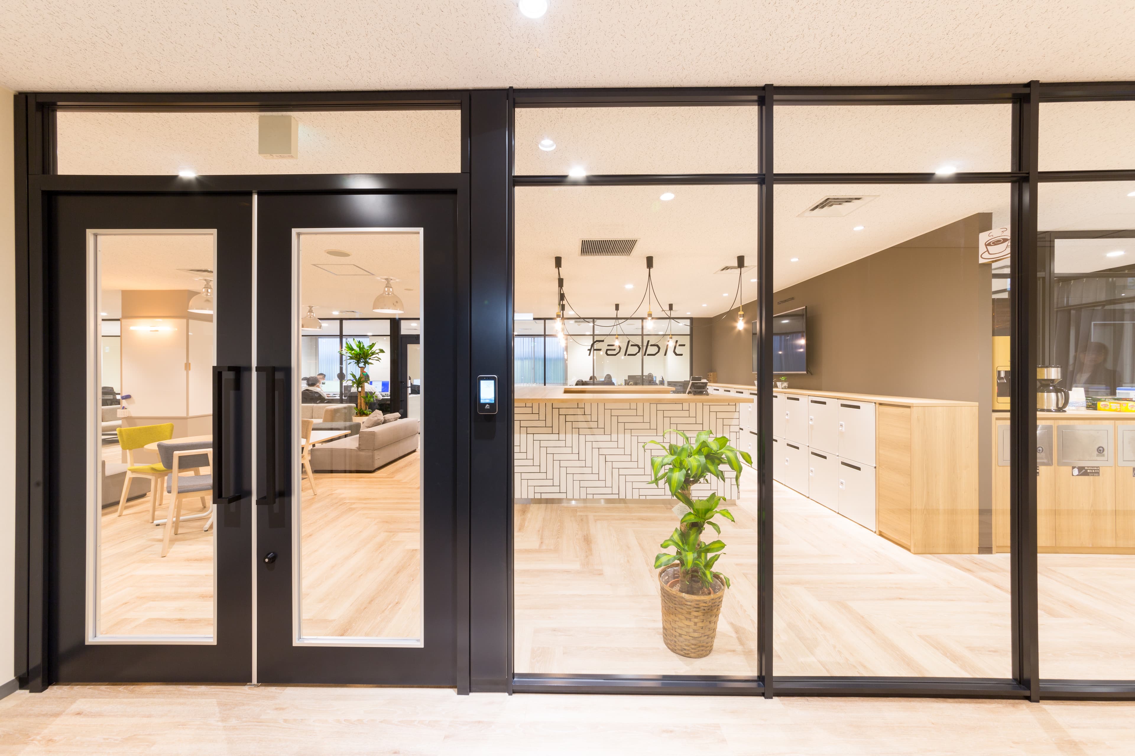 エントランス_シンプルで温かみのある雰囲気でお迎えします