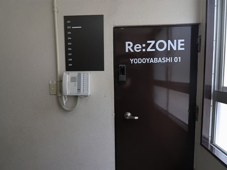 2階入り口_セキュリティは二重ロックのため、女性のみならず個人情報を扱う士業の方にも安心してご利用いただけます。
