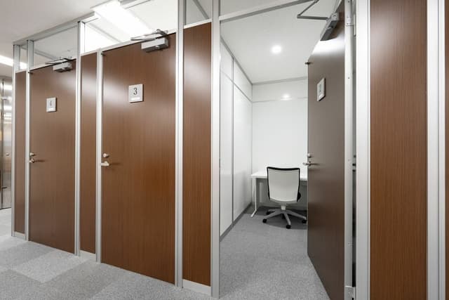 専有部_個室。施錠可能な家具付きのお部屋です。