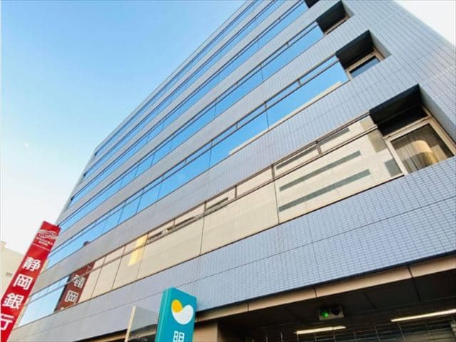 外観_ビルの3階と7階にオフィスがあります。