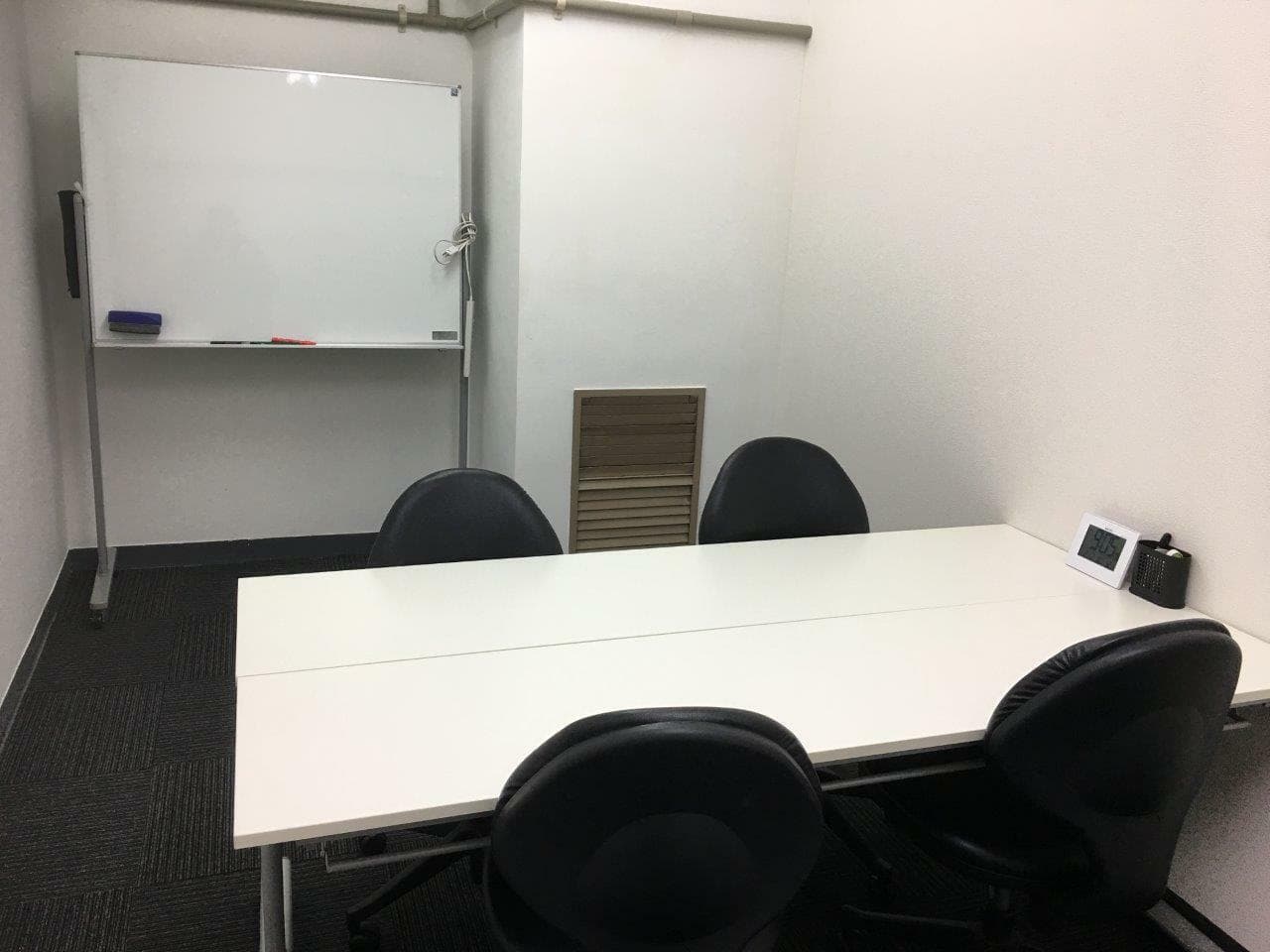 共有部_会議室。来客対応や打ち合わせ、大切な商談に利用できます。