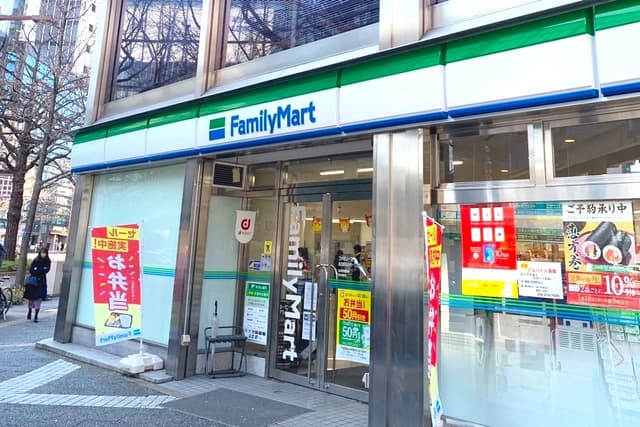 近隣のコンビニ_ファミリーマート名古屋丸の内一丁目店(徒歩4分)