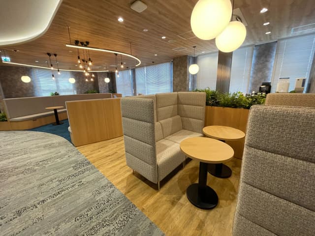 共用部_ラウンジ。ちょっとした打ち合わせにも使える席をご用意しています。