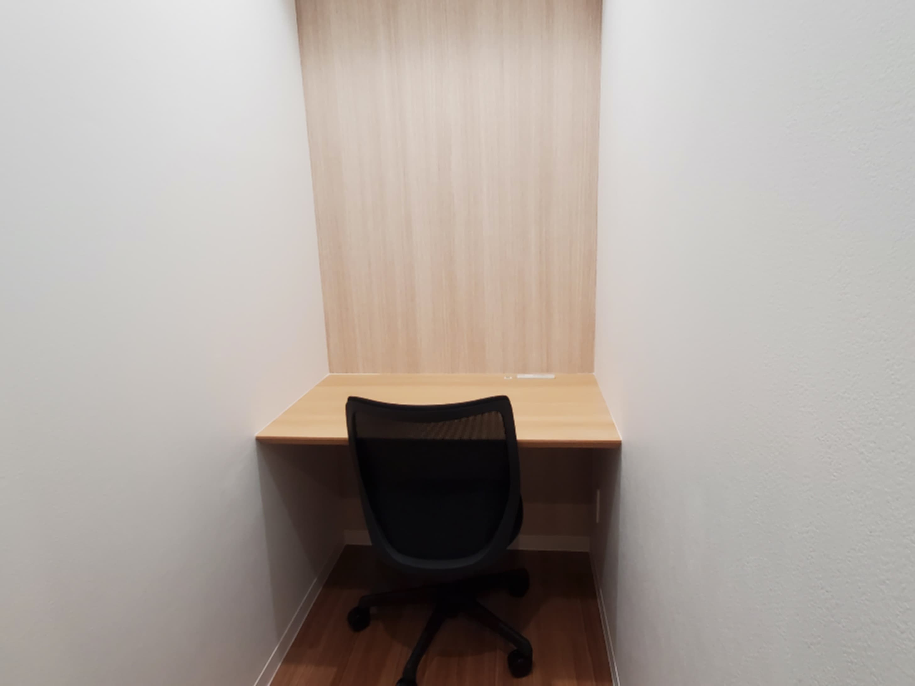 個室_1名個室。シンプルで使いやすい空間設計になっています。