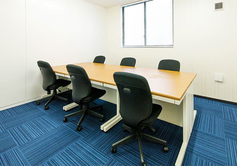 個室_リーズナブルな価格で24時間利用可能なオフィスを持つ事が出来ます。