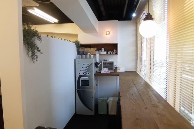 内観_セルフドリンクのコーナーもご用意しております。