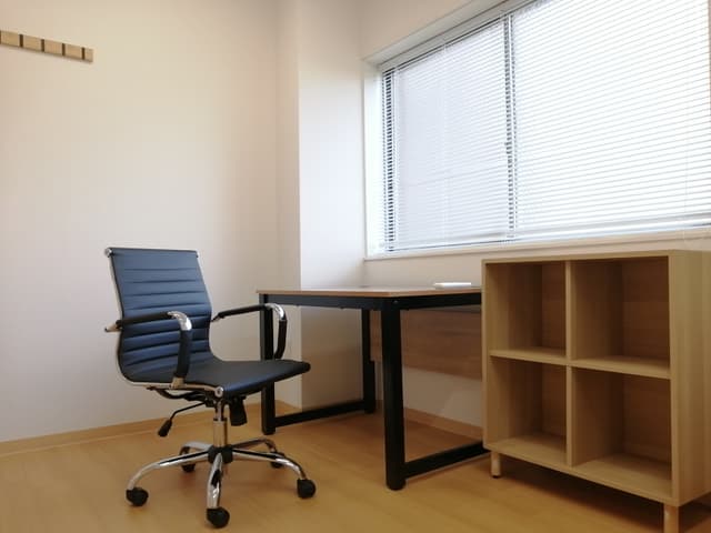 専有部_個室。全てのお部屋がデスク・椅子つきです。
