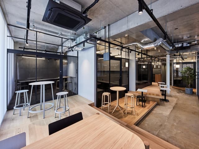 個室_1Fフリーアドレス。おしゃれで落ち着いたデザインが施されています。