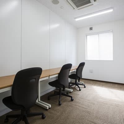 個室_入居人数に合わせてオフィス家具をご用意いただけます