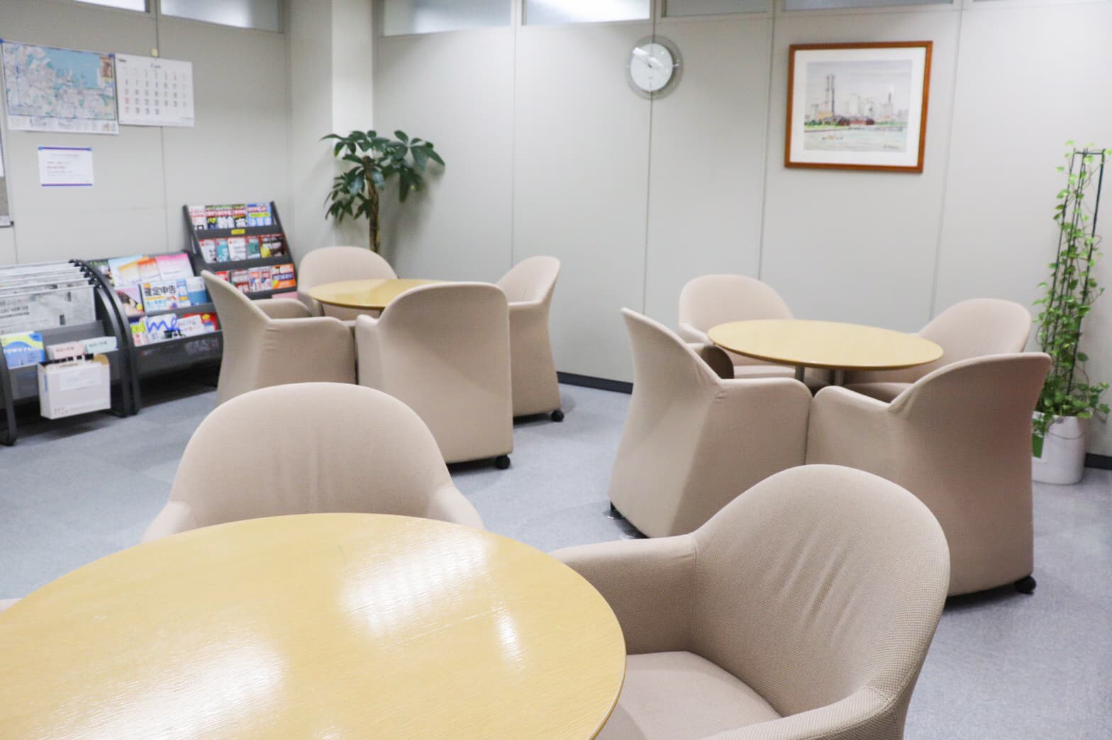 ラウンジ_商談など来客対応にご利用いただけるスペース、新聞やビジネス書籍などもご用意されています