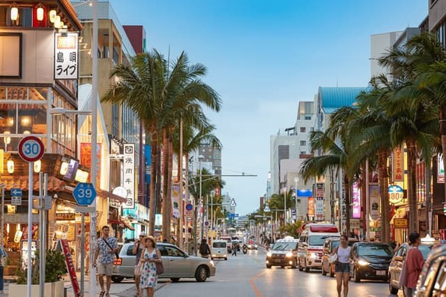 国際通り_お店がずらりと並ぶ、那覇のにぎわいを象徴するメインストリート「国際通り」は、タイムスビルから徒歩3分です。