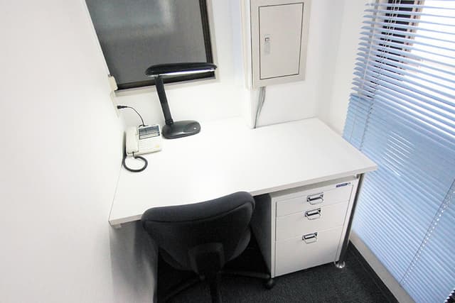 ブース_シンプルなオフィスです。壁の上部が30㎝ほど空いています。