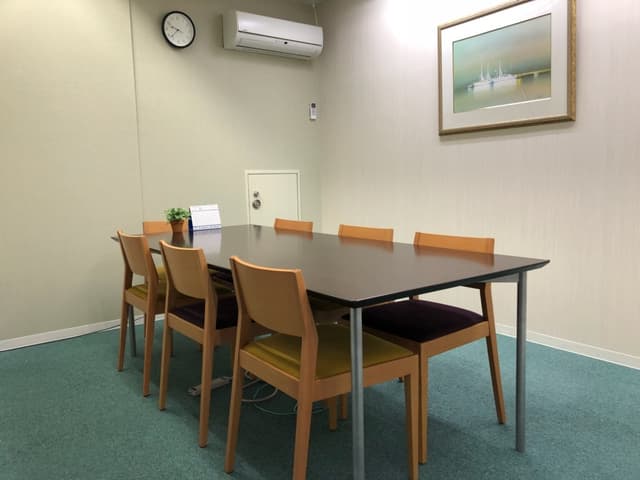 共用部_小会議室。6人で利用可能です。