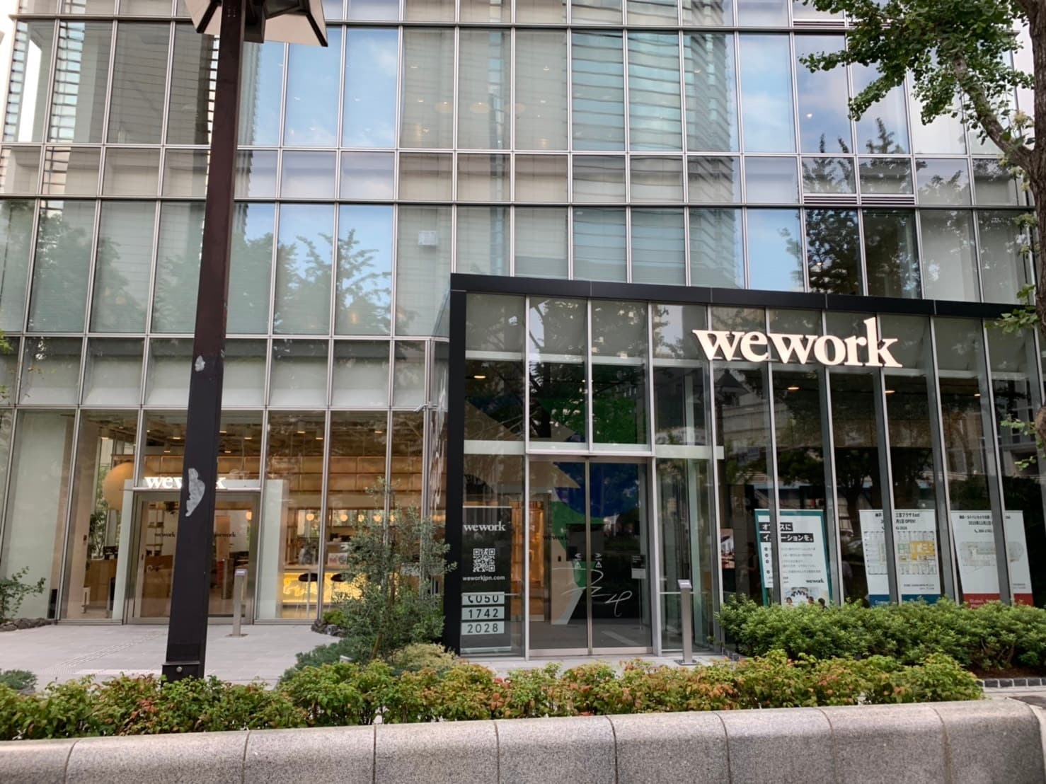 外観_全面ガラス張りのおしゃれなビルです。©WeWork