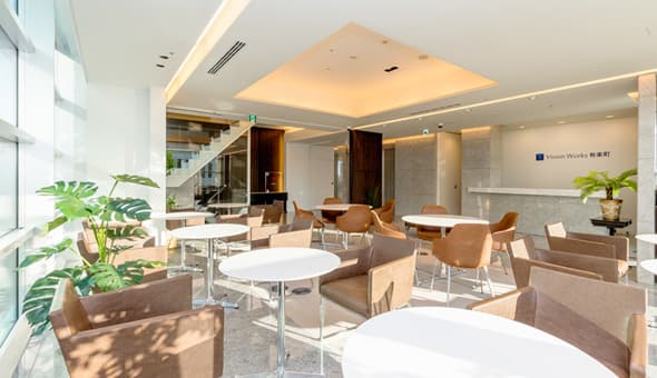 ラウンジ_明るく開放的なラウンジ、休憩やお仕事にご利用いただけます