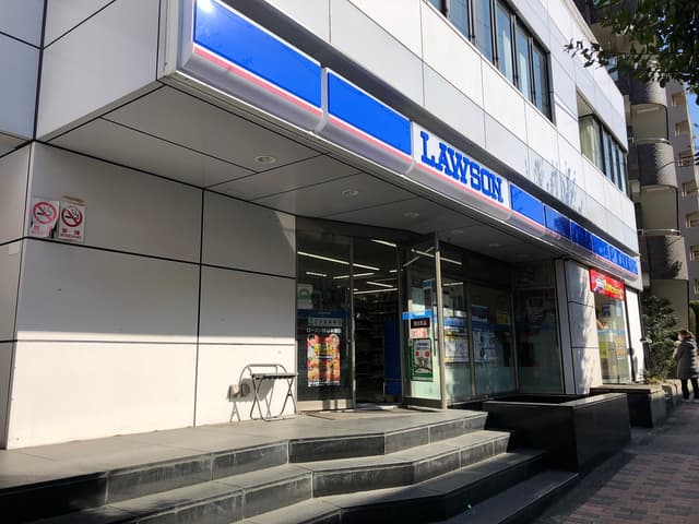 近隣のコンビニ_ローソン 柿の木坂店(徒歩2分)