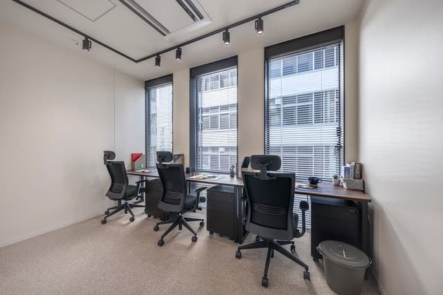 専有部_個室。家具付きの少人数オフィスです。