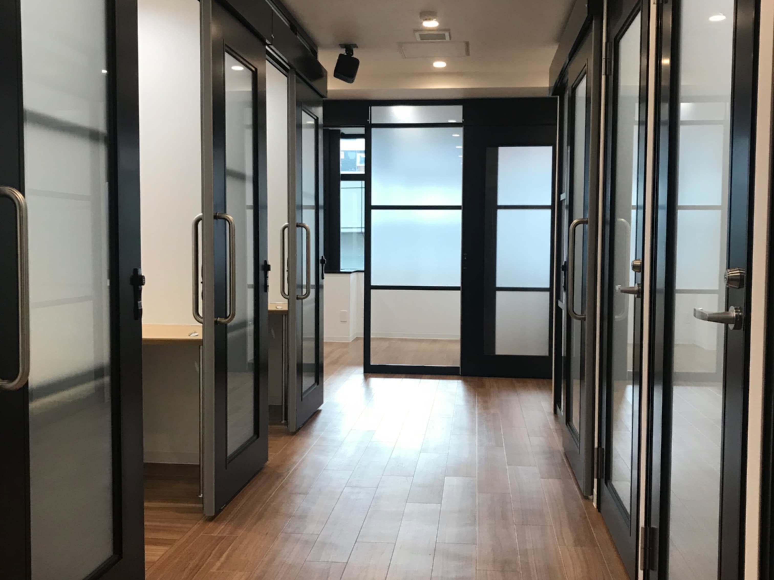 共用部_廊下。完全個室の部屋を多数用意しています。