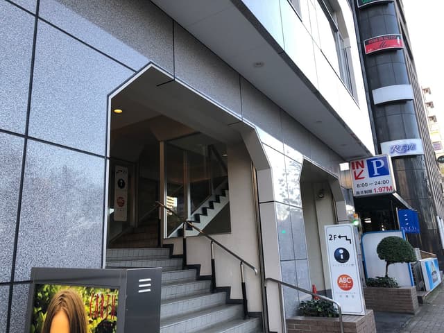 エントランス_落ち着いた雰囲気のあるオフィスビルエントランスです