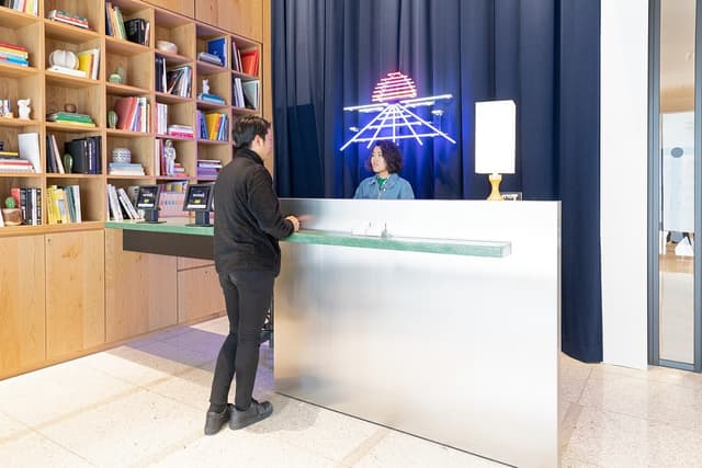 外観_受付です。サポートスタッフが常駐しているので来客対応も安心です。©WeWork※画像はイメージです。