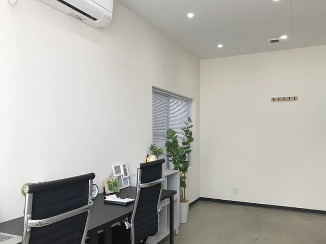 専有部_個室。完全個室・個別空調・家具つきのプライベートオフィスです。