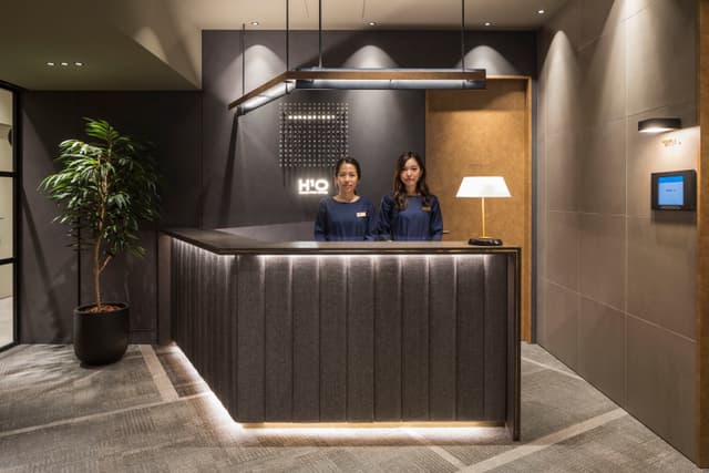 受付_生体認証システムと有人受付の二重の体制を用意する事でより強固なセキュリティー体制になっています