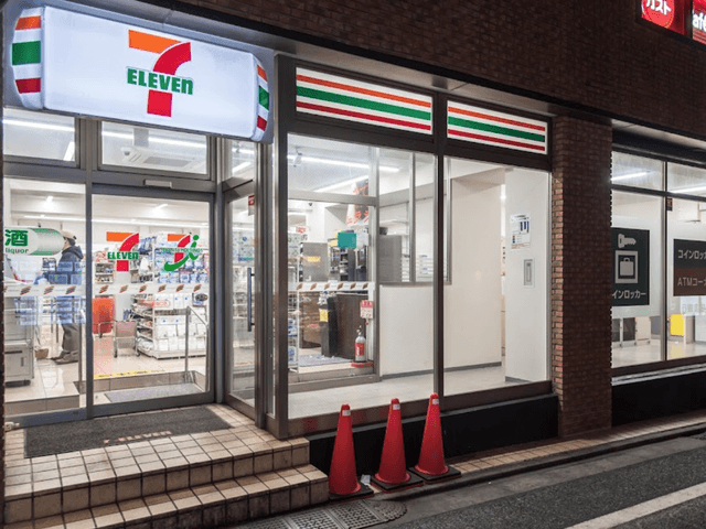 近隣のコンビニ_セブンイレブン 下北沢駅南口店 (徒歩1分)