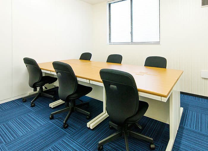 個室_リーズナブルな価格で24時間利用可能なオフィスを持つ事が出来ます。