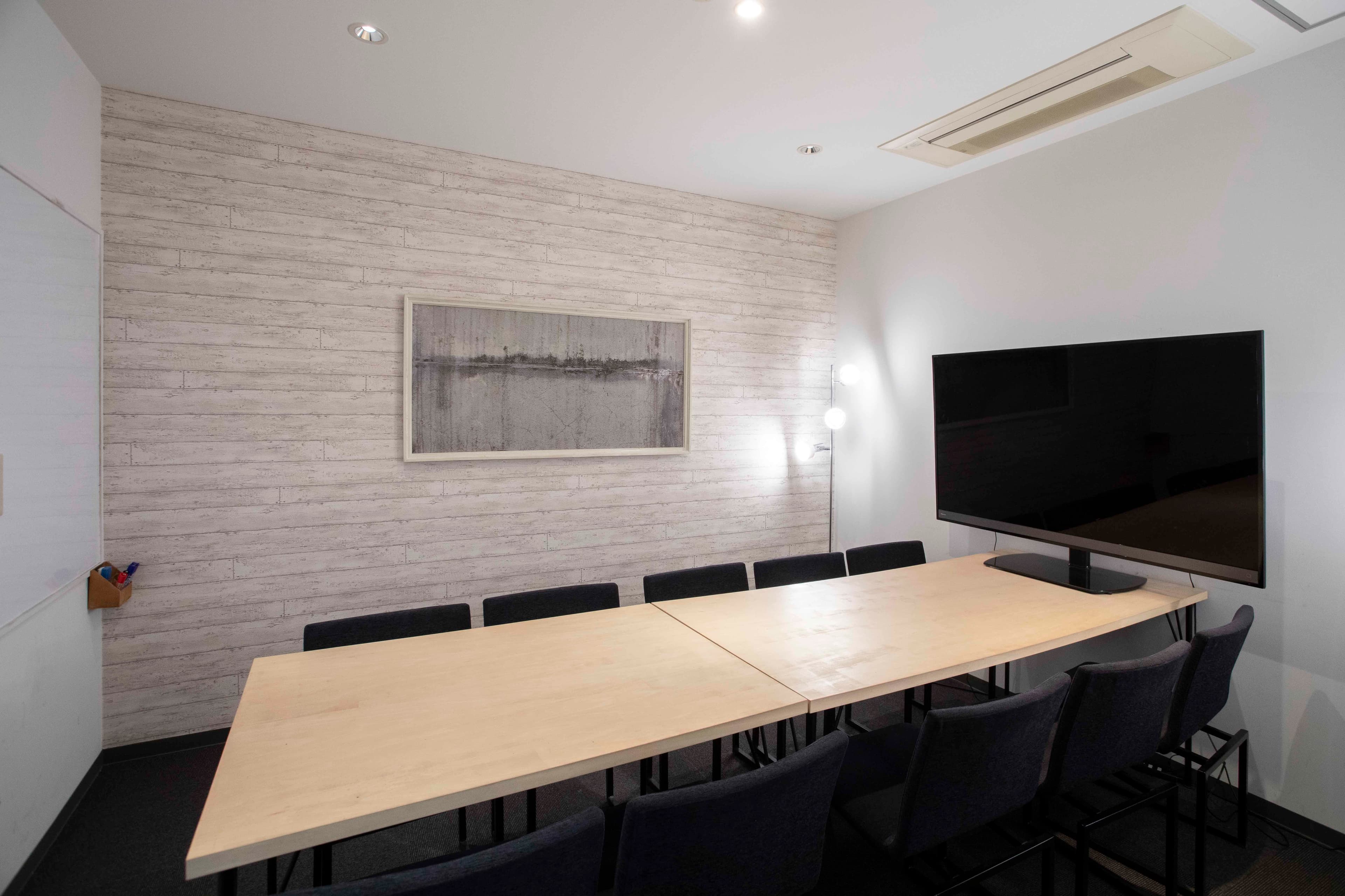 会議室_ビデオ会議などにご利用いただけるモニターなどの設備もご用意されています