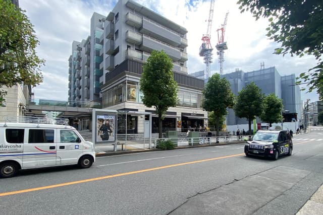 HAMMERから徒歩1分の場所にある八幡通りはタクシーが頻繁に走ってるので移動もスムーズ◎