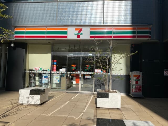 近隣のコンビニ_セブンイレブン横浜STビル店(徒歩1分)