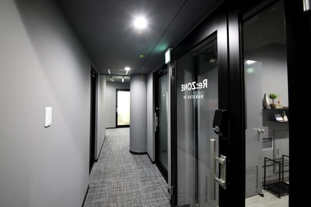 共用部_廊下。全て施錠可能な完全個室です。