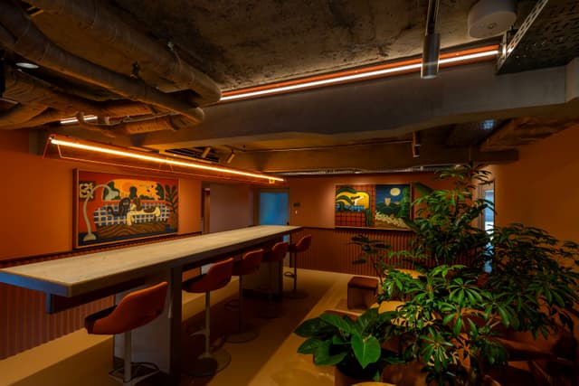 共有部_ラウンジ。他社とのコミュニケーションの場としても利用可能です。