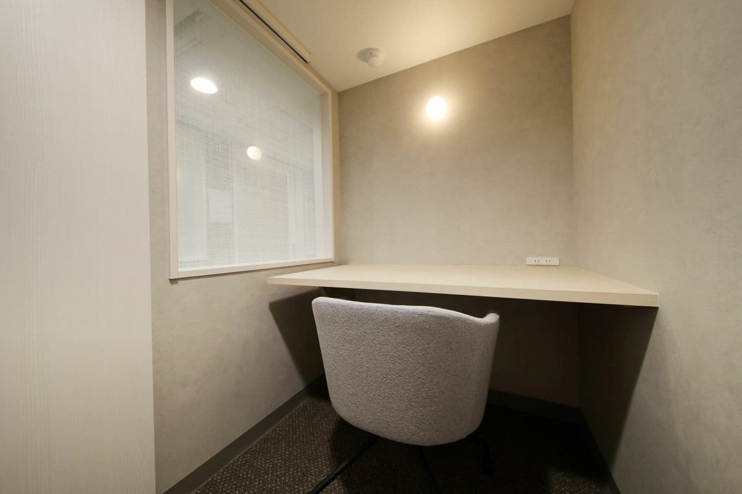 専有部_個室。通話も可能で、集中して作業可能です。