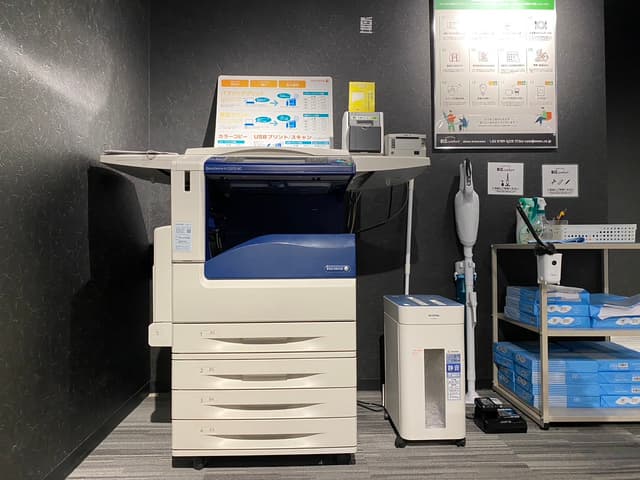 共用部_複合機・シュレッダー。お手持ちのICカードで利用可能です。(受付にて貸出も行っています。)