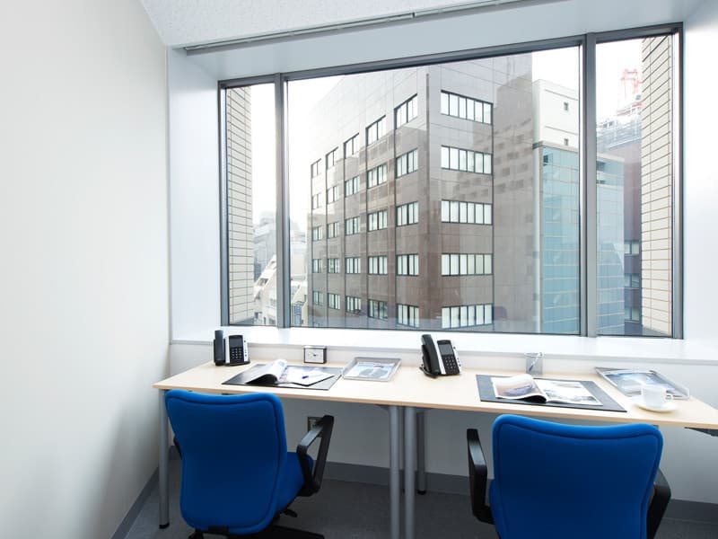 個室_大きな窓から外を眺めることが可能です。©Regus