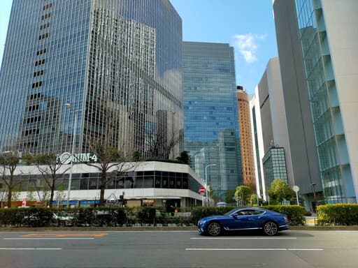 外観_地下2階から25階まである視認性の高いビルです。