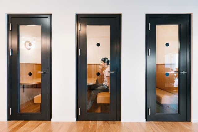 その他_電話ブース。周囲を気にせず通話ができる防音ブースを完備しています。©WeWork ※写真はイメージです。