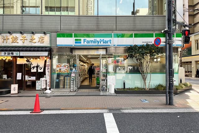 近隣のコンビニ_ファミリーマート 浜松町駅前店(徒歩2分)