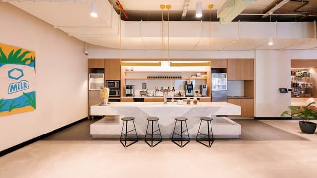 共用部_キッチンスペース。休憩時に最適な設備が揃っています。©WeWork※写真はイメージです。
