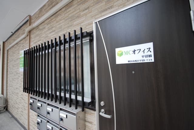 外観_レンガ調の壁紙がおしゃれなオフィスです