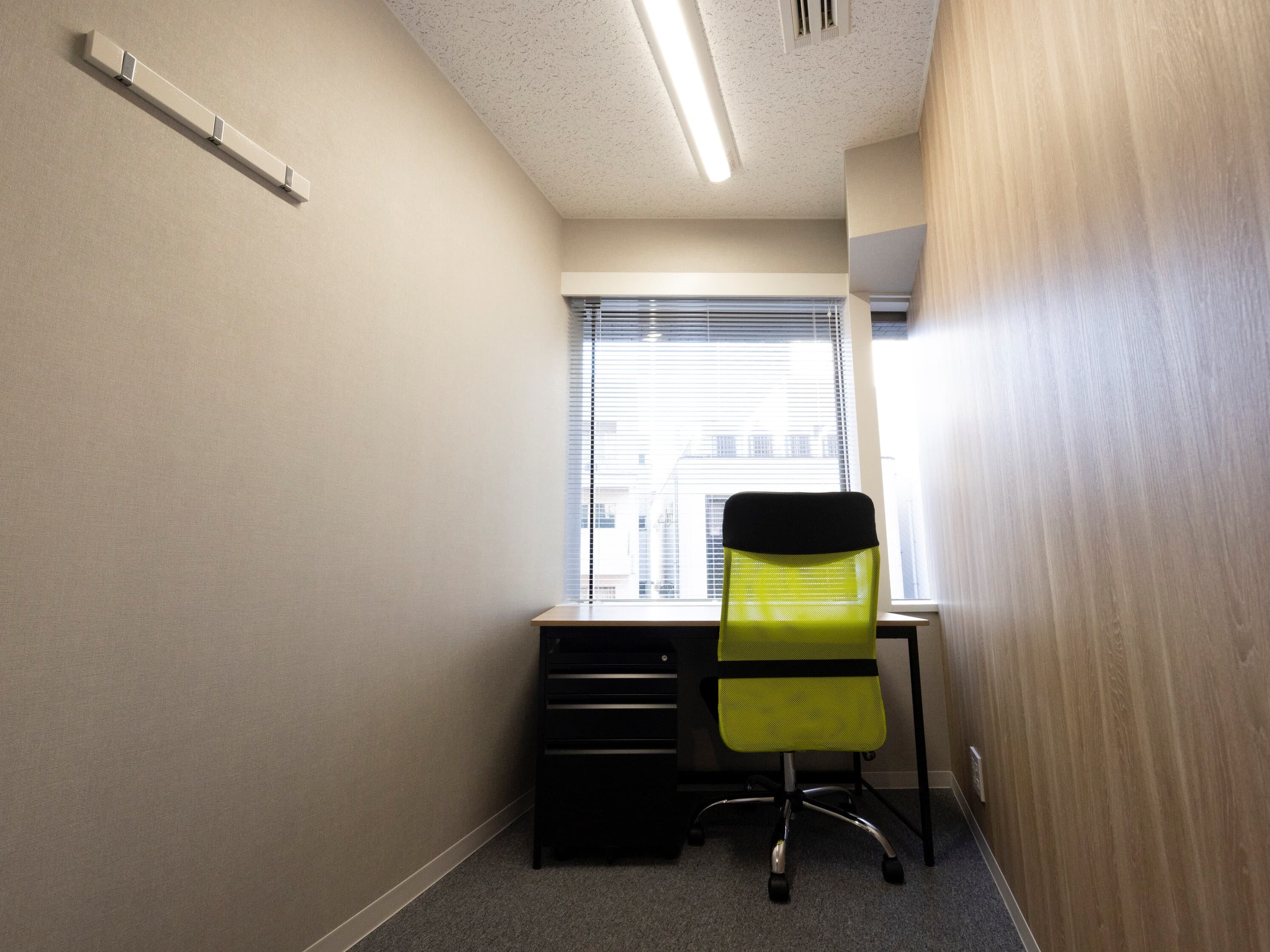 専有部_個室。各部屋にネット環境、オフィス家具が備え付けられています。