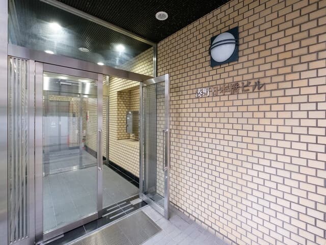 外観_1階エントランス。ビルの6階にkatana(カタナ)オフィスの施設があります。